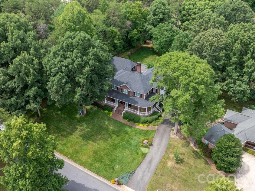 3740 Pinecrest Drive, Hickory, NC 28601.  MLS# CAR4405793, YatesRealty ID 40259. 