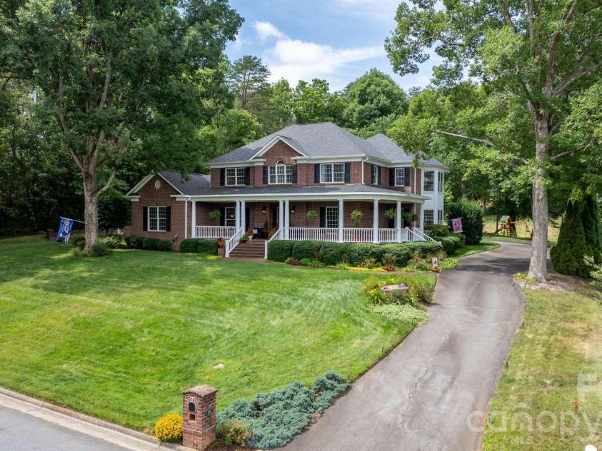 3740 Pinecrest Drive, Hickory, NC 28601.  MLS# CAR4405793, YatesRealty ID 40259. 