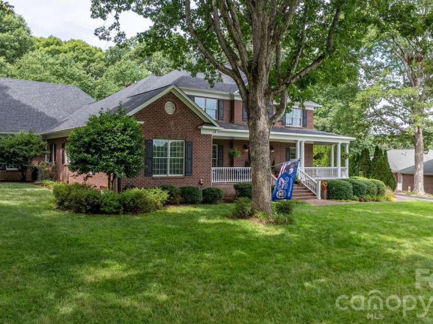 3740 Pinecrest Drive, Hickory, NC 28601.  MLS# CAR4405793, YatesRealty ID 40259. 