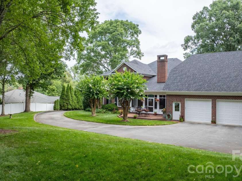 3740 Pinecrest Drive, Hickory, NC 28601.  MLS# CAR4405793, YatesRealty ID 40259. 