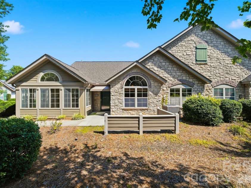 808 Wynnshire Drive, Hickory, NC 28601.  MLS# CAR4406006, YatesRealty ID 40263. 