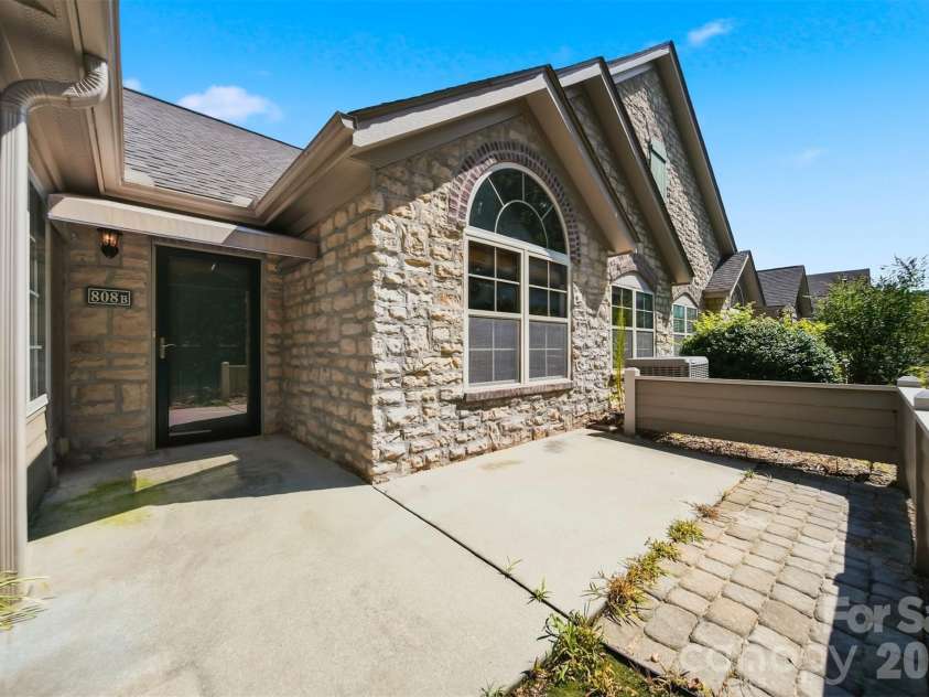 808 Wynnshire Drive, Hickory, NC 28601.  MLS# CAR4406006, YatesRealty ID 40263. 