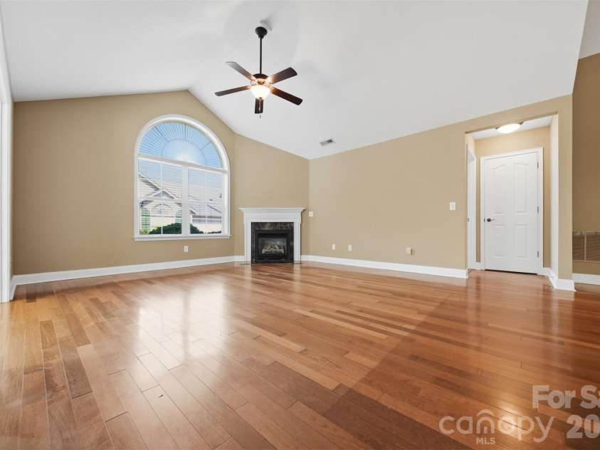808 Wynnshire Drive, Hickory, NC 28601.  MLS# CAR4406006, YatesRealty ID 40263. 