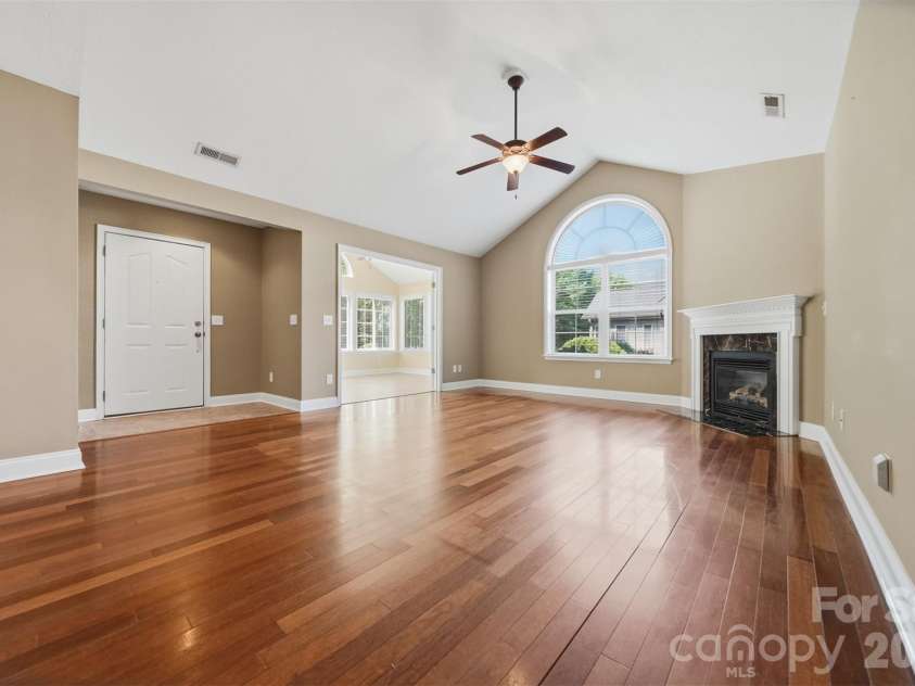 808 Wynnshire Drive, Hickory, NC 28601.  MLS# CAR4406006, YatesRealty ID 40263. 