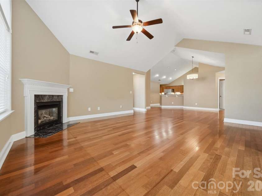 808 Wynnshire Drive, Hickory, NC 28601.  MLS# CAR4406006, YatesRealty ID 40263. 