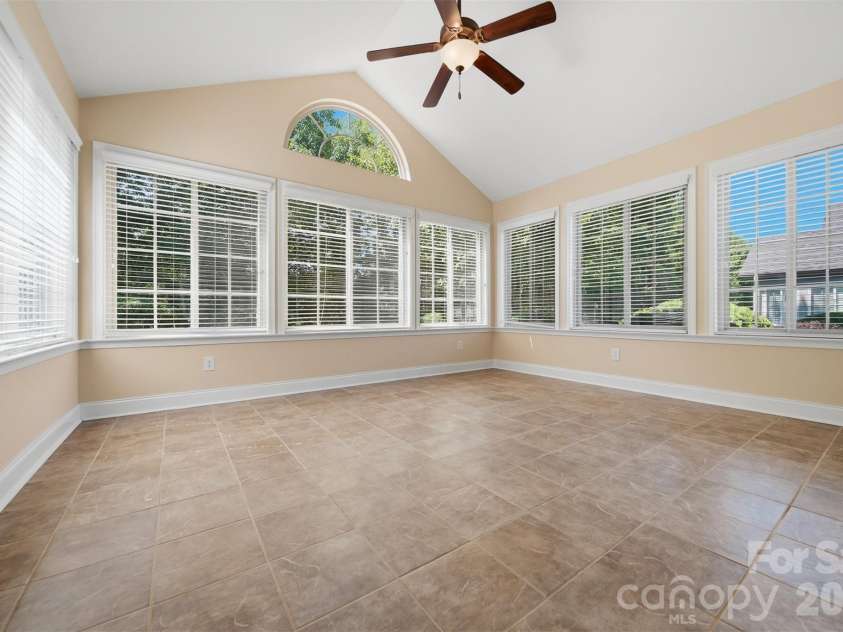 808 Wynnshire Drive, Hickory, NC 28601.  MLS# CAR4406006, YatesRealty ID 40263. 