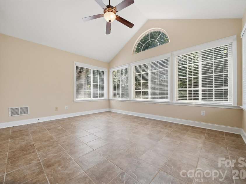 808 Wynnshire Drive, Hickory, NC 28601.  MLS# CAR4406006, YatesRealty ID 40263. 