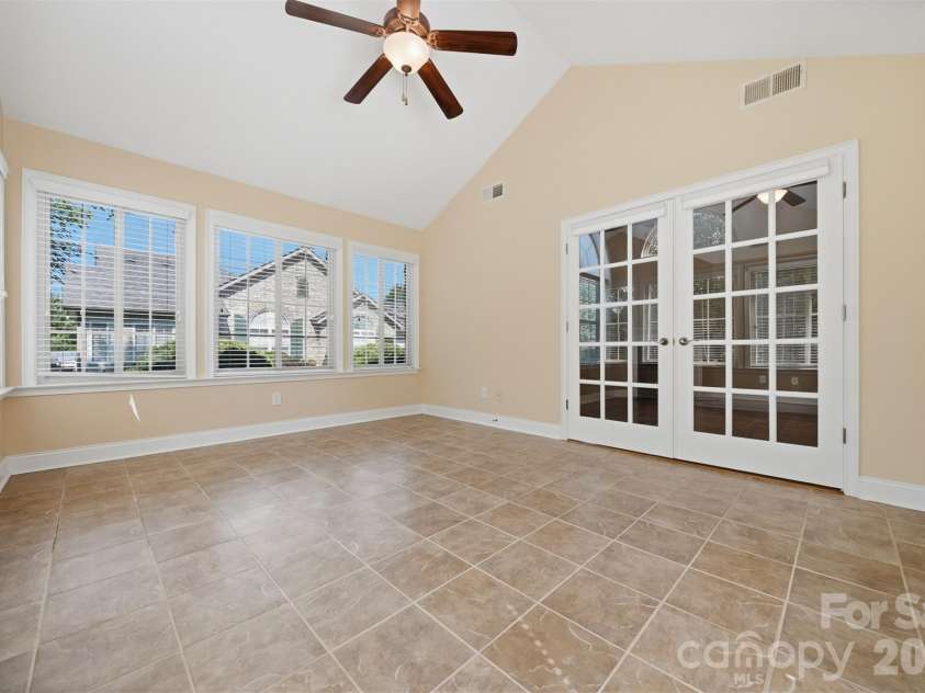 808 Wynnshire Drive, Hickory, NC 28601.  MLS# CAR4406006, YatesRealty ID 40263. 