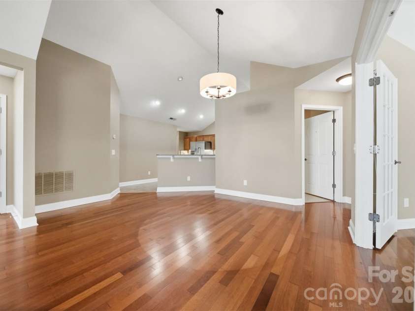 808 Wynnshire Drive, Hickory, NC 28601.  MLS# CAR4406006, YatesRealty ID 40263. 