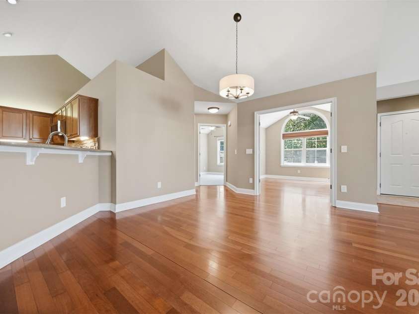 808 Wynnshire Drive, Hickory, NC 28601.  MLS# CAR4406006, YatesRealty ID 40263. 