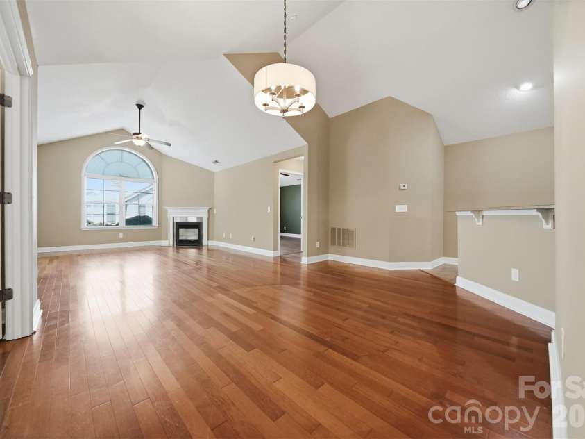 808 Wynnshire Drive, Hickory, NC 28601.  MLS# CAR4406006, YatesRealty ID 40263. 