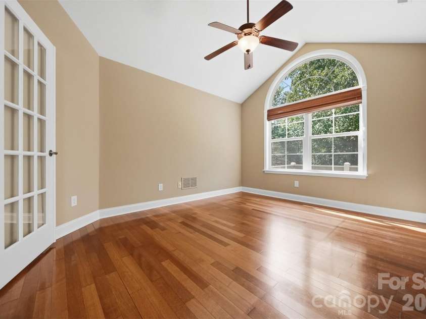 808 Wynnshire Drive, Hickory, NC 28601.  MLS# CAR4406006, YatesRealty ID 40263. 