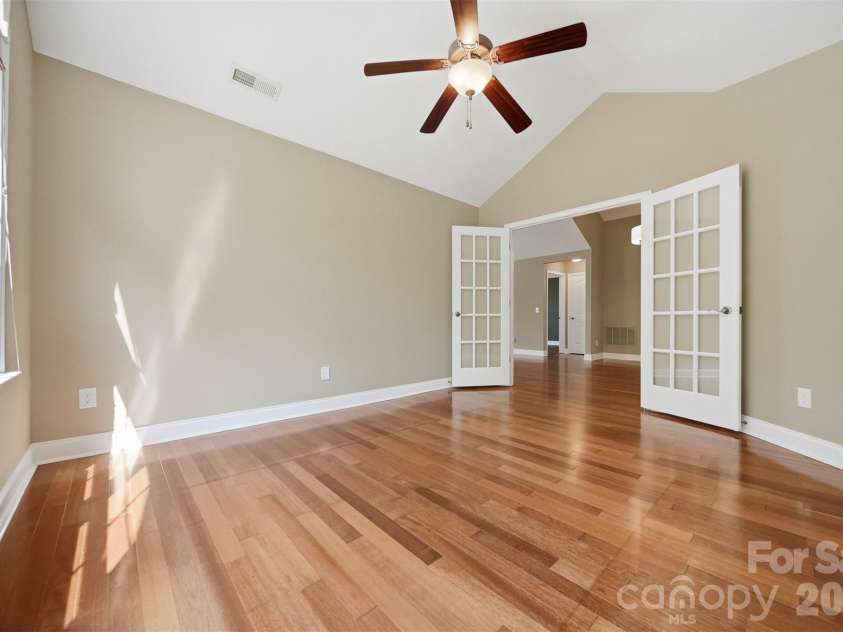 808 Wynnshire Drive, Hickory, NC 28601.  MLS# CAR4406006, YatesRealty ID 40263. 