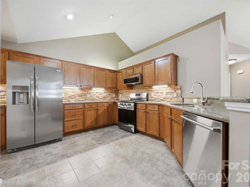 808 Wynnshire Drive, Hickory, NC 28601.  MLS# CAR4406006, YatesRealty ID 40263. 