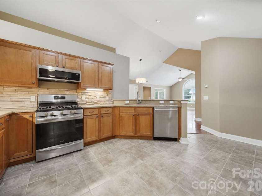 808 Wynnshire Drive, Hickory, NC 28601.  MLS# CAR4406006, YatesRealty ID 40263. 