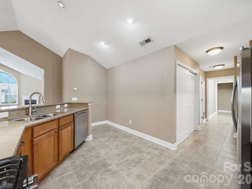 808 Wynnshire Drive, Hickory, NC 28601.  MLS# CAR4406006, YatesRealty ID 40263. 
