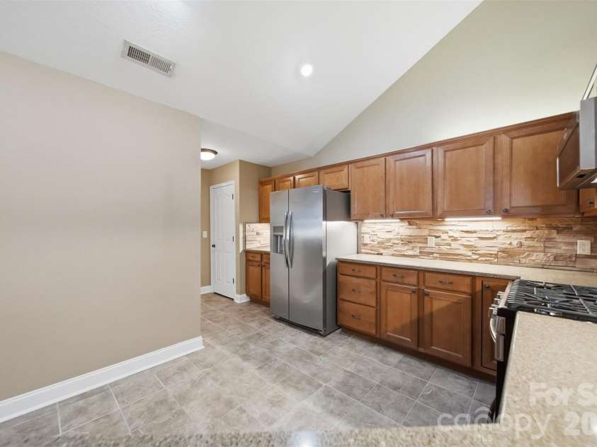 808 Wynnshire Drive, Hickory, NC 28601.  MLS# CAR4406006, YatesRealty ID 40263. 