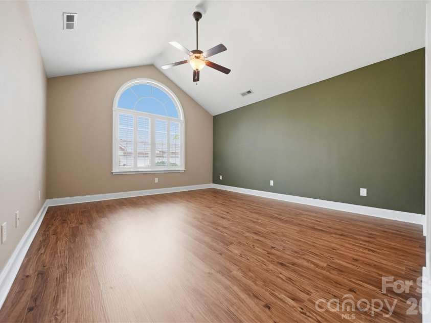 808 Wynnshire Drive, Hickory, NC 28601.  MLS# CAR4406006, YatesRealty ID 40263. 