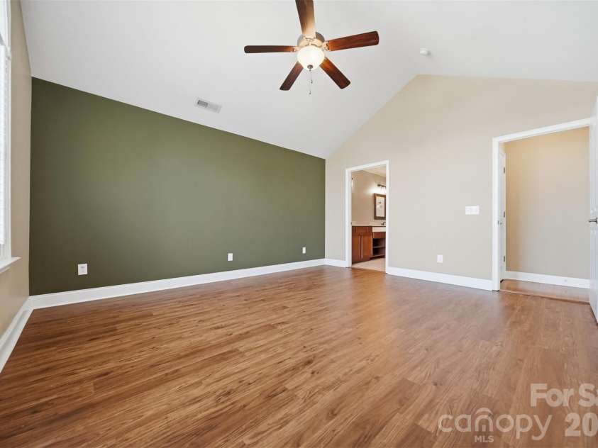 808 Wynnshire Drive, Hickory, NC 28601.  MLS# CAR4406006, YatesRealty ID 40263. 