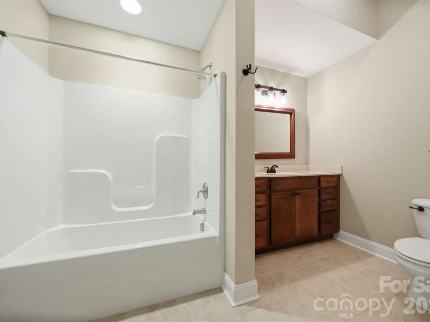 808 Wynnshire Drive, Hickory, NC 28601.  MLS# CAR4406006, YatesRealty ID 40263. 