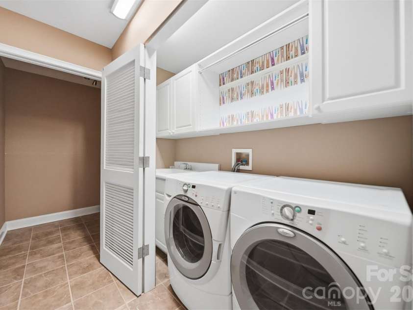 808 Wynnshire Drive, Hickory, NC 28601.  MLS# CAR4406006, YatesRealty ID 40263. 