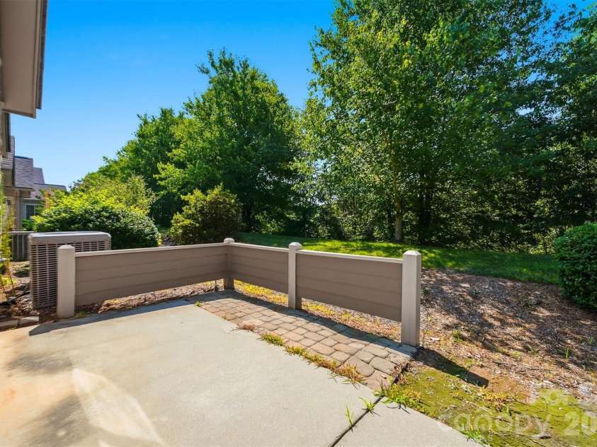 808 Wynnshire Drive, Hickory, NC 28601.  MLS# CAR4406006, YatesRealty ID 40263. 