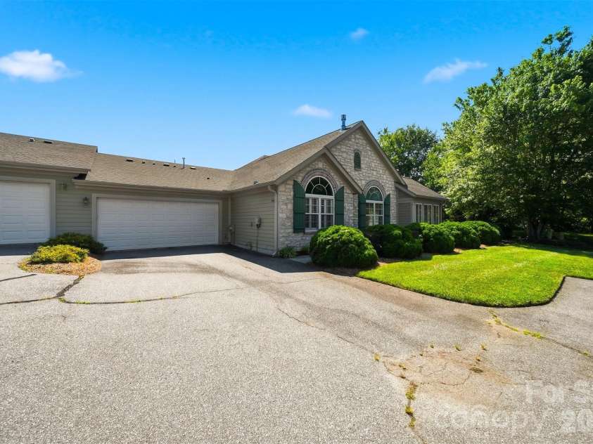 808 Wynnshire Drive, Hickory, NC 28601.  MLS# CAR4406006, YatesRealty ID 40263. 