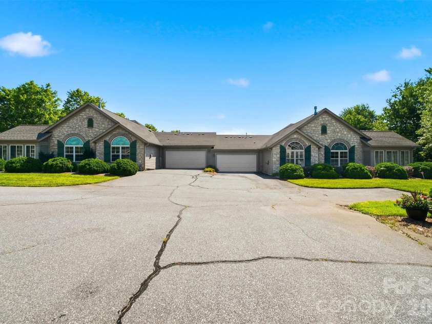 808 Wynnshire Drive, Hickory, NC 28601.  MLS# CAR4406006, YatesRealty ID 40263. 