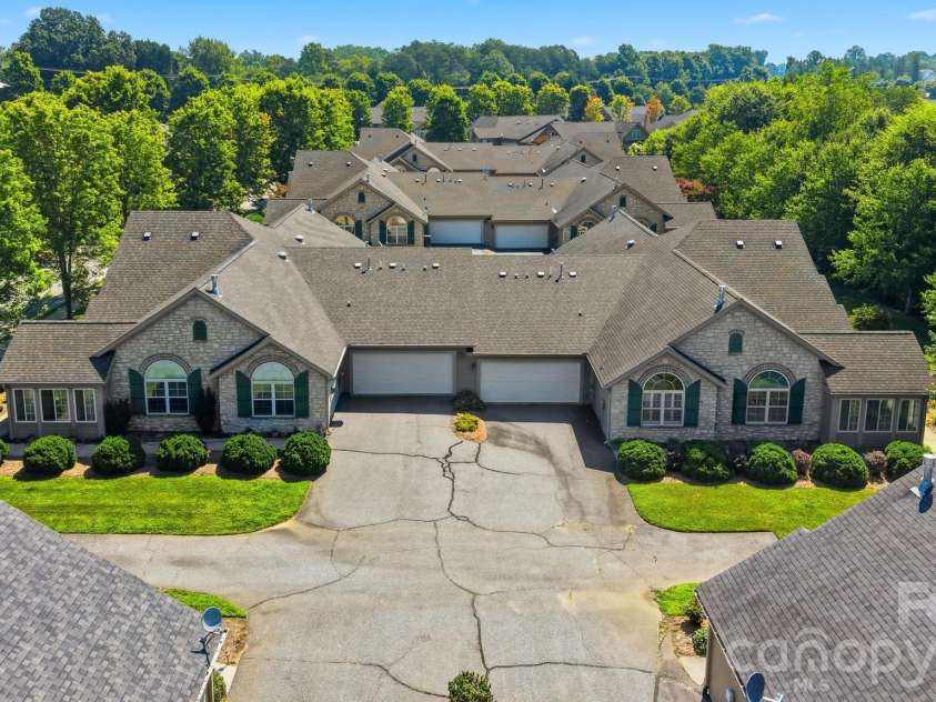 808 Wynnshire Drive, Hickory, NC 28601.  MLS# CAR4406006, YatesRealty ID 40263. 