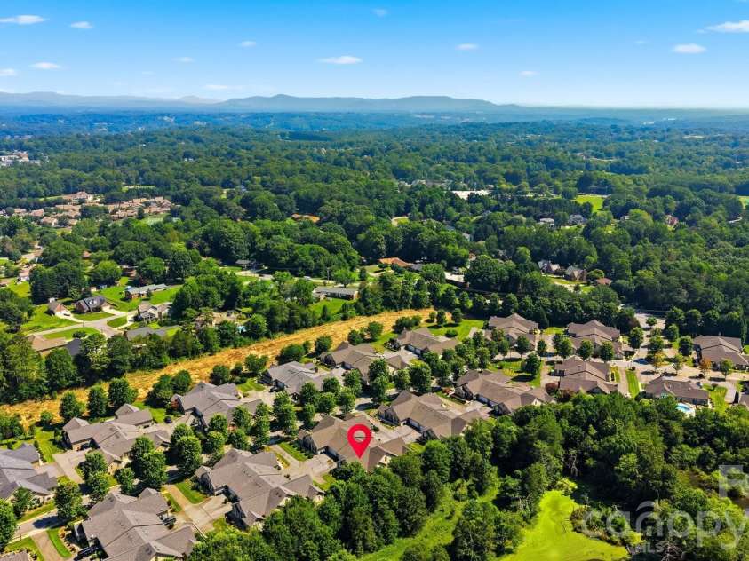 808 Wynnshire Drive, Hickory, NC 28601.  MLS# CAR4406006, YatesRealty ID 40263. 