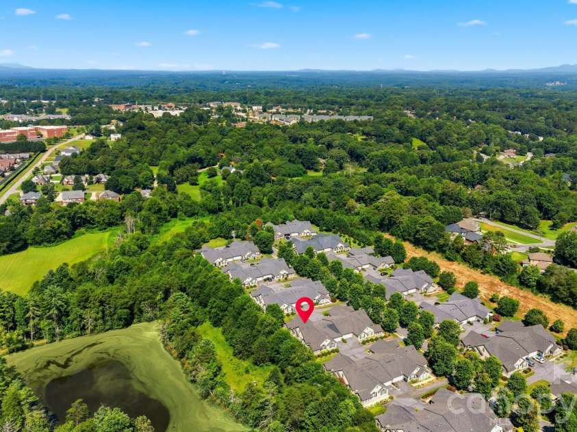 808 Wynnshire Drive, Hickory, NC 28601.  MLS# CAR4406006, YatesRealty ID 40263. 