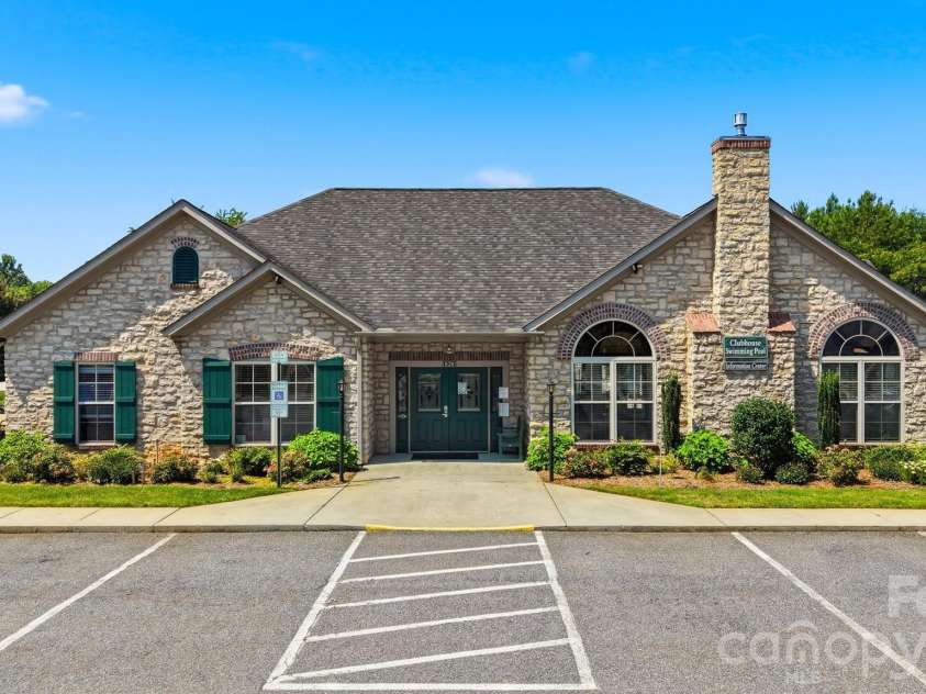 808 Wynnshire Drive, Hickory, NC 28601.  MLS# CAR4406006, YatesRealty ID 40263. 