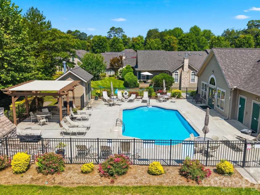 808 Wynnshire Drive, Hickory, NC 28601.  MLS# CAR4406006, YatesRealty ID 40263. 