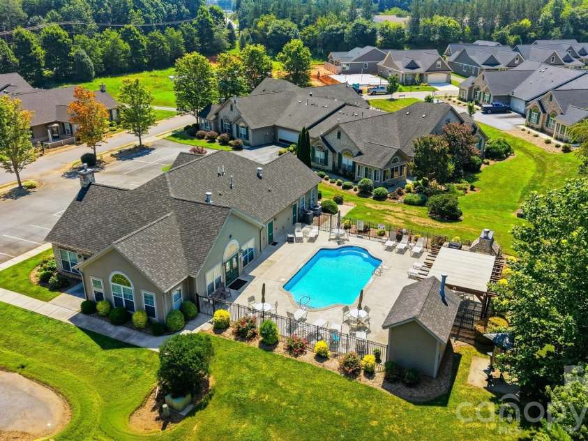 808 Wynnshire Drive, Hickory, NC 28601.  MLS# CAR4406006, YatesRealty ID 40263. 