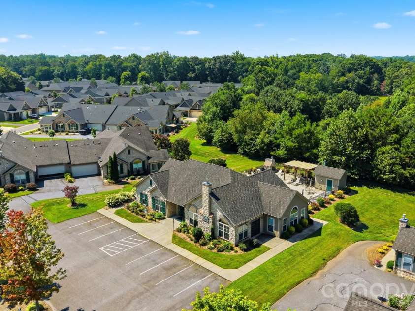 808 Wynnshire Drive, Hickory, NC 28601.  MLS# CAR4406006, YatesRealty ID 40263. 