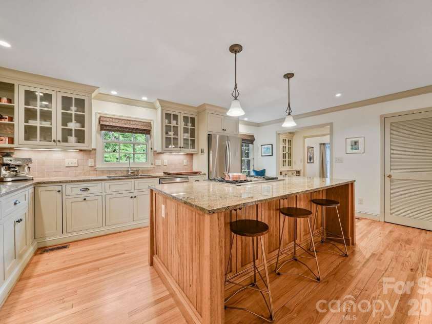1300 Brockton Lane, Charlotte, NC 28226.  MLS# CAR4407307, YatesRealty ID 40264. 