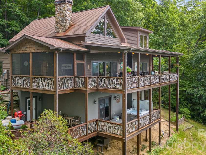 138 Bear Paw Drive, Brevard, NC 28712.  MLS# CAR4407523, YatesRealty ID 40269. 