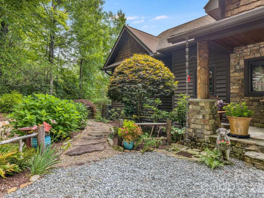 138 Bear Paw Drive, Brevard, NC 28712.  MLS# CAR4407523, YatesRealty ID 40269. 