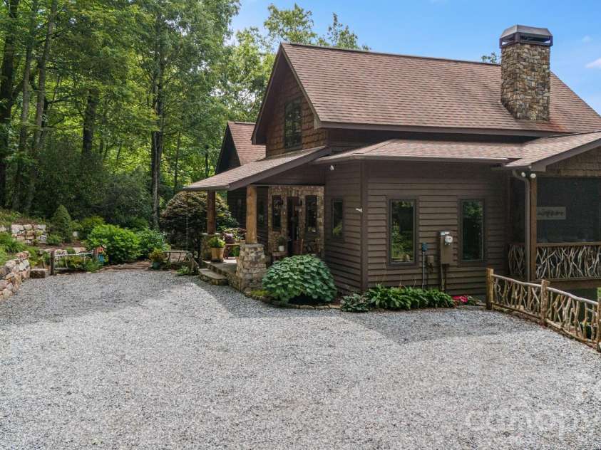 138 Bear Paw Drive, Brevard, NC 28712.  MLS# CAR4407523, YatesRealty ID 40269. 