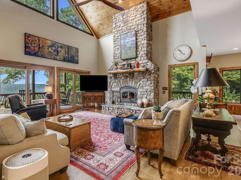 138 Bear Paw Drive, Brevard, NC 28712.  MLS# CAR4407523, YatesRealty ID 40269. 