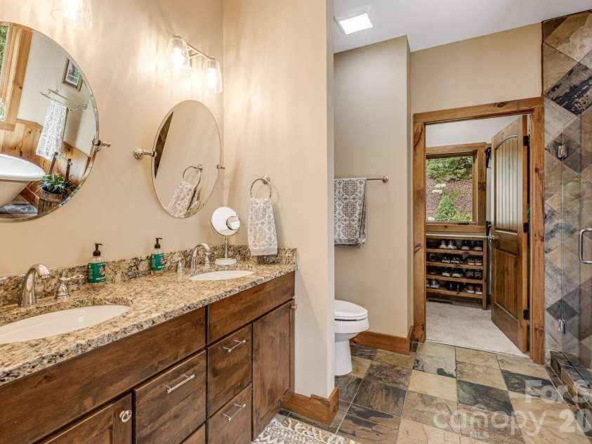 138 Bear Paw Drive, Brevard, NC 28712.  MLS# CAR4407523, YatesRealty ID 40269. 