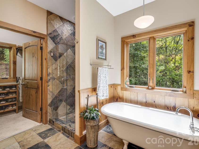 138 Bear Paw Drive, Brevard, NC 28712.  MLS# CAR4407523, YatesRealty ID 40269. 