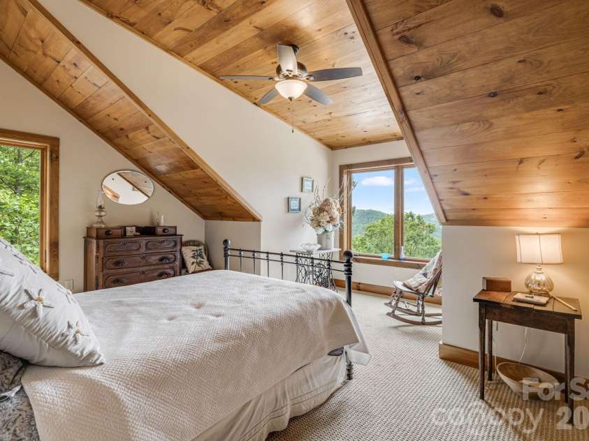 138 Bear Paw Drive, Brevard, NC 28712.  MLS# CAR4407523, YatesRealty ID 40269. 