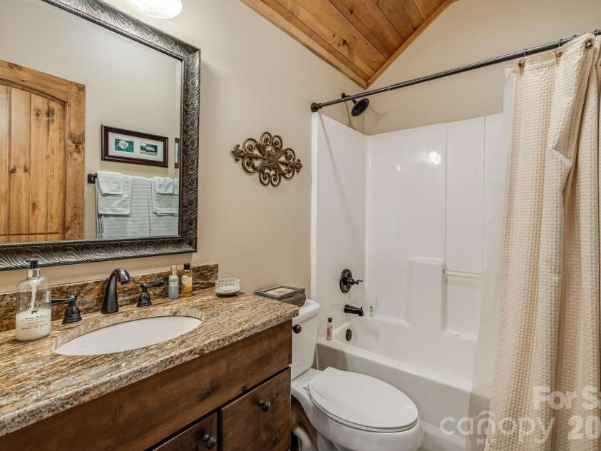 138 Bear Paw Drive, Brevard, NC 28712.  MLS# CAR4407523, YatesRealty ID 40269. 
