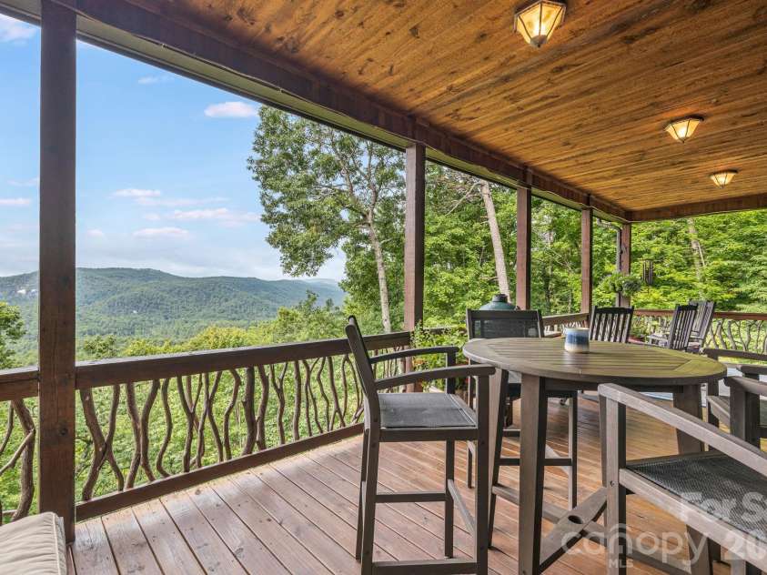 138 Bear Paw Drive, Brevard, NC 28712.  MLS# CAR4407523, YatesRealty ID 40269. 