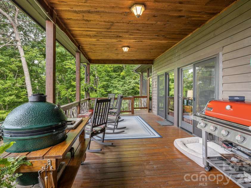 138 Bear Paw Drive, Brevard, NC 28712.  MLS# CAR4407523, YatesRealty ID 40269. 