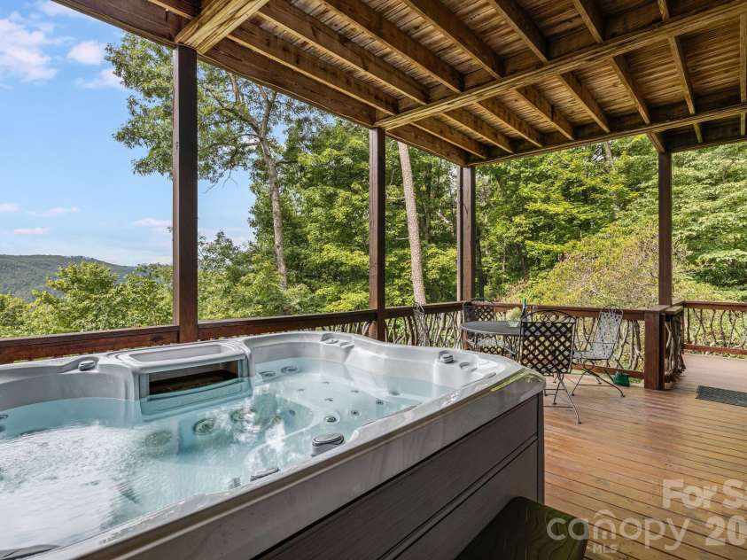 138 Bear Paw Drive, Brevard, NC 28712.  MLS# CAR4407523, YatesRealty ID 40269. 