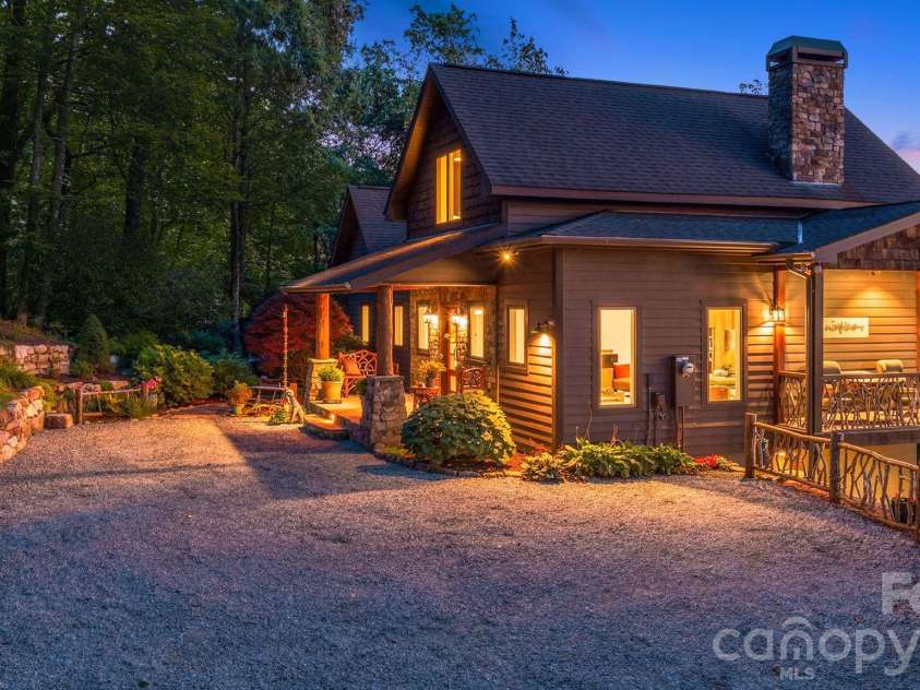 138 Bear Paw Drive, Brevard, NC 28712.  MLS# CAR4407523, YatesRealty ID 40269. 
