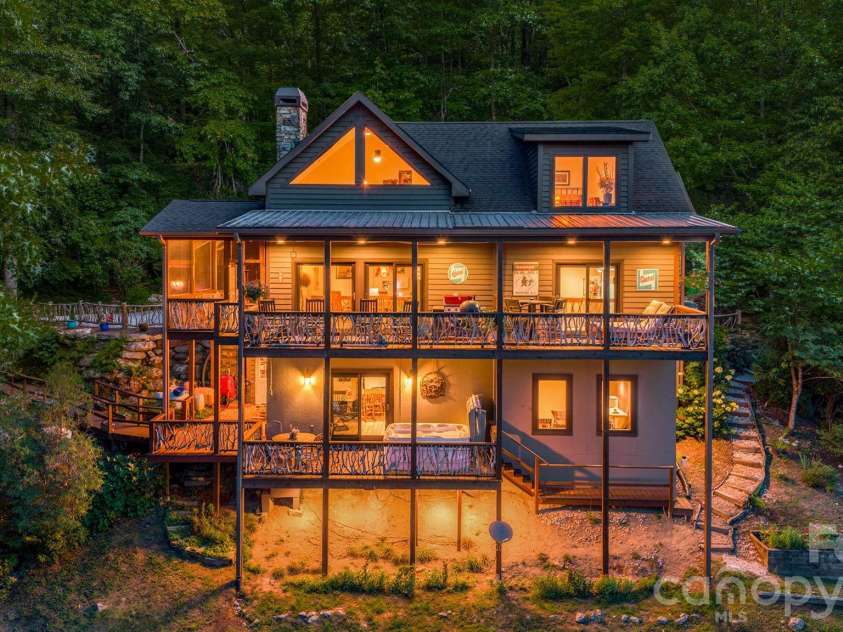 138 Bear Paw Drive, Brevard, NC 28712.  MLS# CAR4407523, YatesRealty ID 40269. 