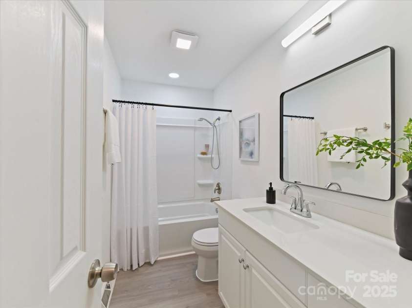2508 Carrington Court, Charlotte, NC 28208.  MLS# CAR4288824, YatesRealty ID 4027. Full bathroom accessed from the hall 